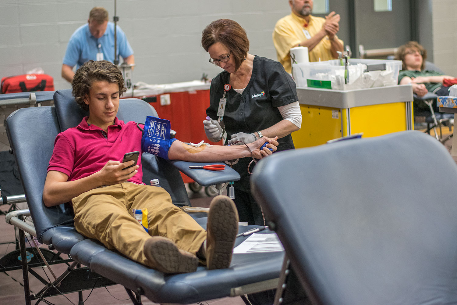 Mercy hospital nurse takes blood from then junior Michael Donlin. Mercy hospital will visit the school on Nov. 9. Sign ups will be available through email and at lunch.