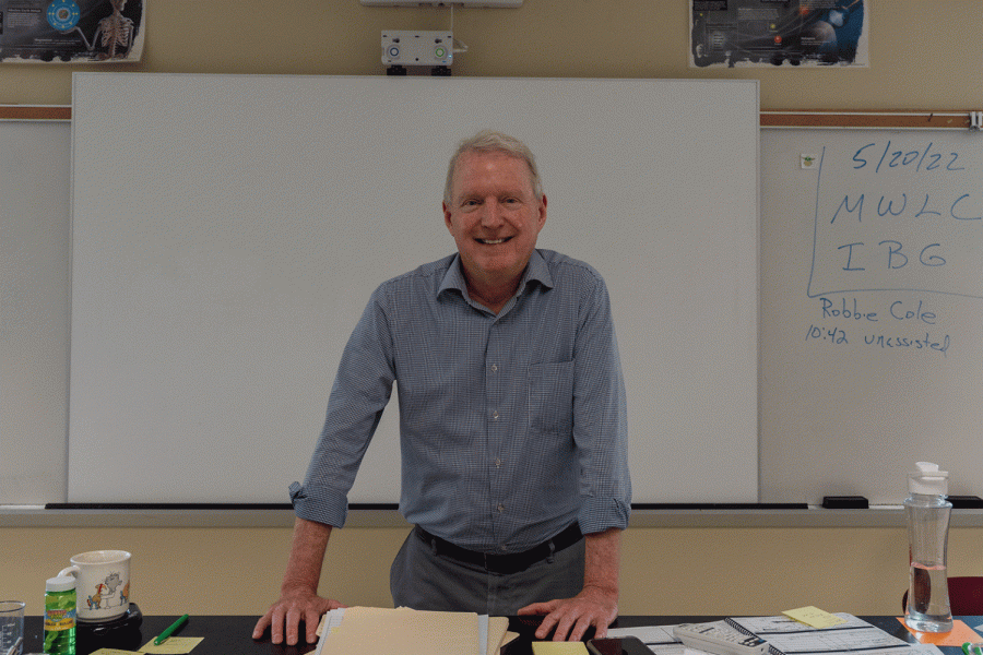 Chemistry teacher Jim Walsh 74 prepares to finish his 41-year-long teaching career at De Smet Jesuit.