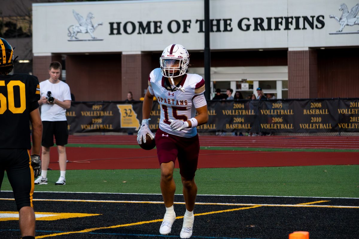 Wyatt Stoltz ’26 hauls in a touchdown reception to extend De Smet’s lead in the second half.