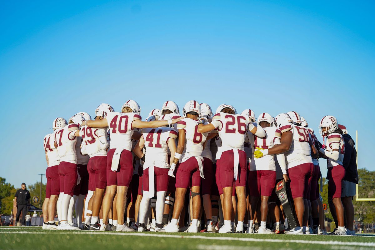 De Smet gathers in a pregame huddle before taking the field.